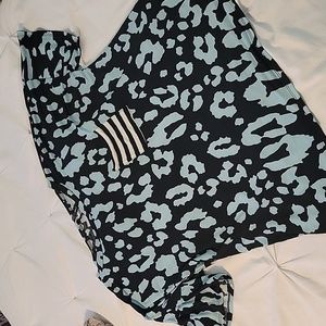 Gently worn women's short sleeve blouse